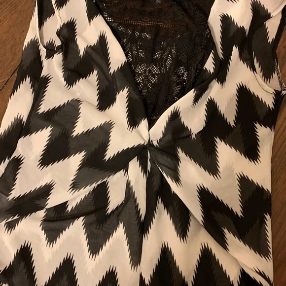 Woman’s top - Picture 2 of 2